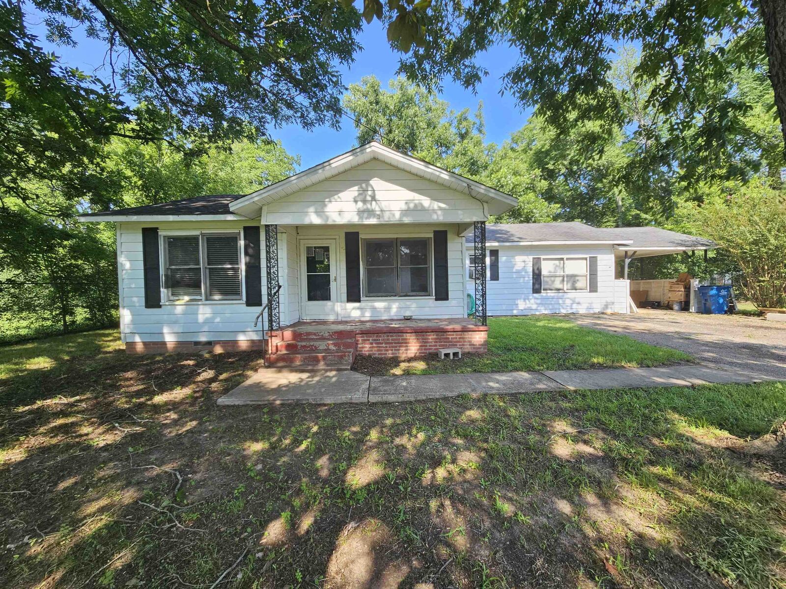 Property Photo:  2000 Laura Lee  TX 75662 