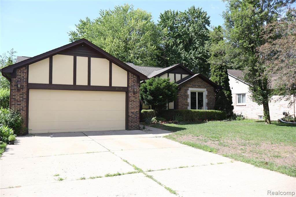 Property Photo:  2800 Ranieri Drive  MI 48085 1109 