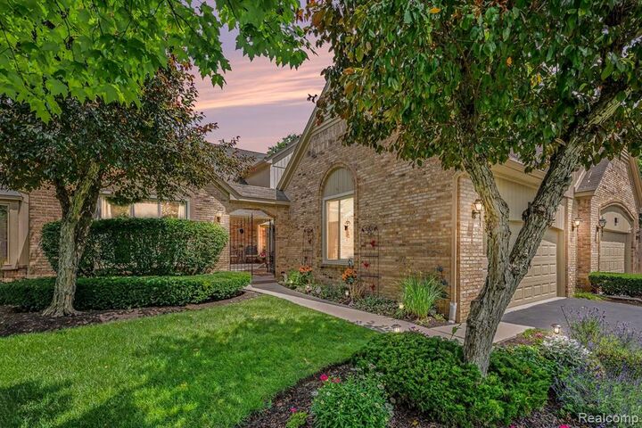 Property Photo:  2202 Elm Circle  MI 48316 1046 