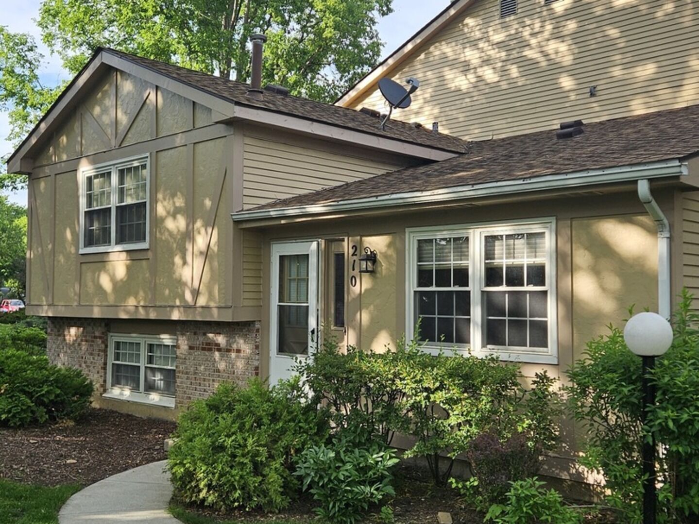Property Photo: 210 Redwood Court IL 60061