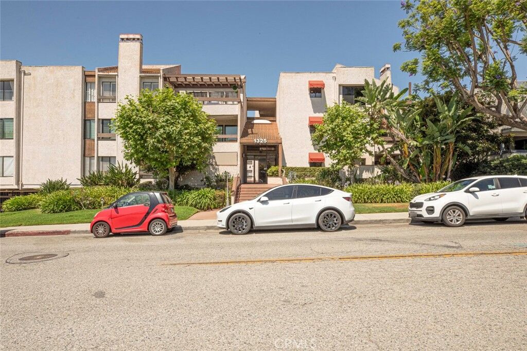 Property Photo:  1325 Valley View Road 301  CA 91202 