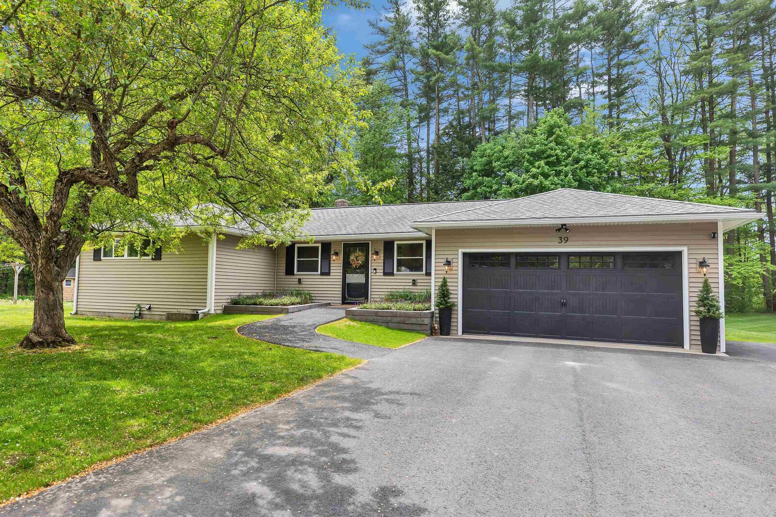 Property Photo:  39 Kendall Road  NH 03431 