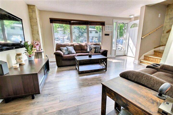 Property Photo: 541 Parkview Crescent ON N3H 4Z9