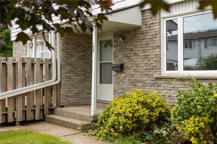 Property Photo:  18 Oakhill Drive 12B  ON N3T 0J2 