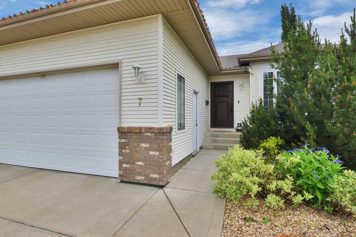 Property Photo:  7 Logan Close  AB T4R 2N6 