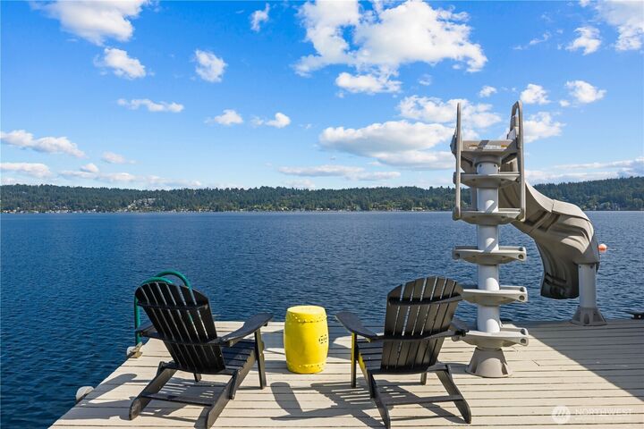 Property Photo:  528 W Lake Sammamish Parkway SE  WA 98008 