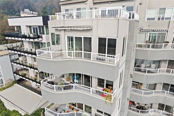 Property Photo:  601 W Mercer Place 401  WA 98119 