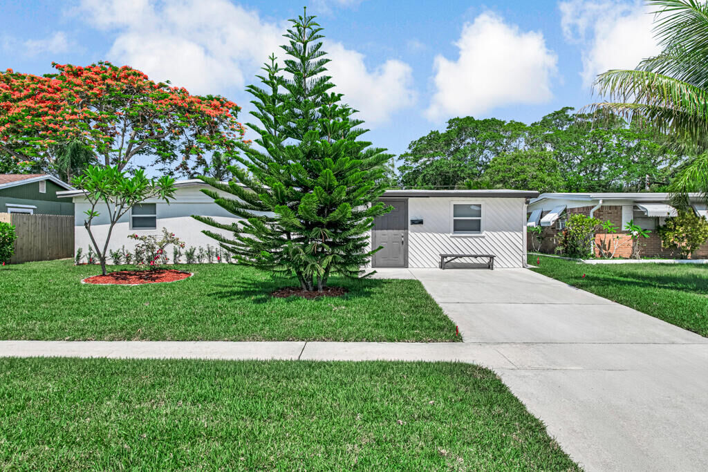 Property Photo: 12063 Acapulco Avenue FL 33410
