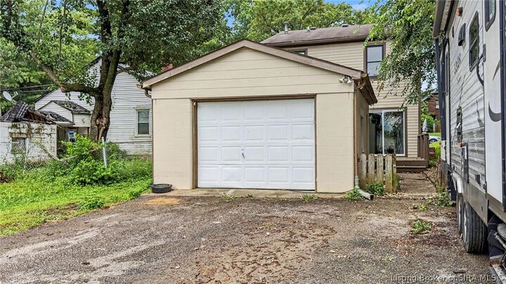 Property Photo: 2419 Shelby Street IN 47150