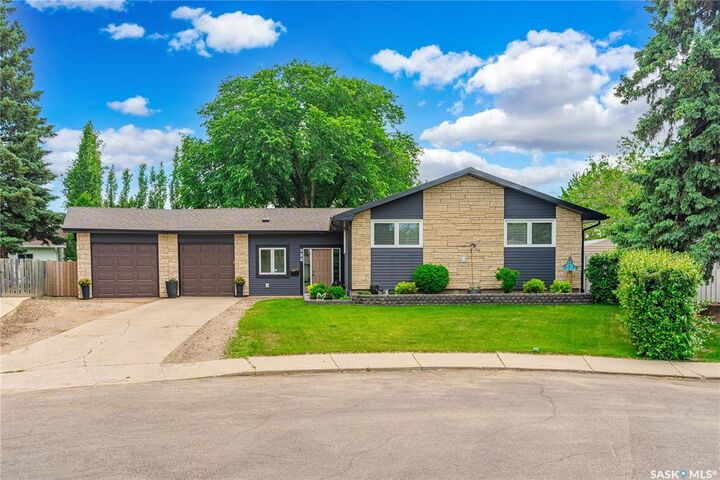 Property Photo:  722 East Drive  SK S7J 2X7 