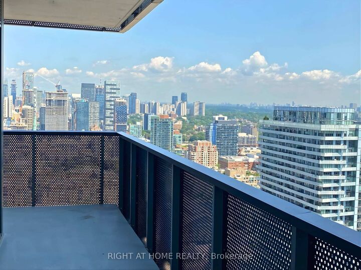 Property Photo:  55 Cooper Street 4005  ON M5E 0G1 