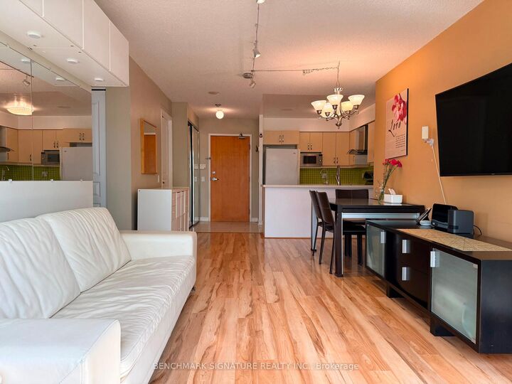 Property Photo: 9017 Leslie Street 112 ON L4B 4R8