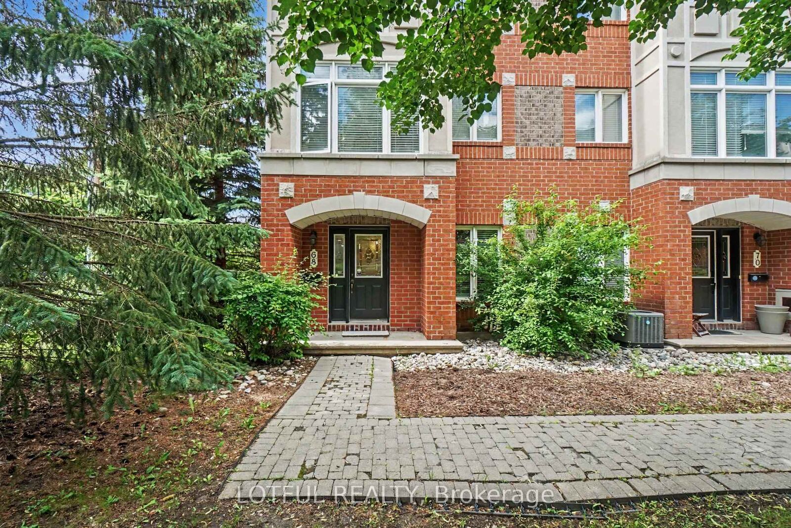 Property Photo:  68 Metropole Private  ON K1Z 1G1 