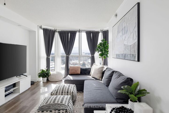 Property Photo: 880 Dundas Street W 909 ON L5C 4H3