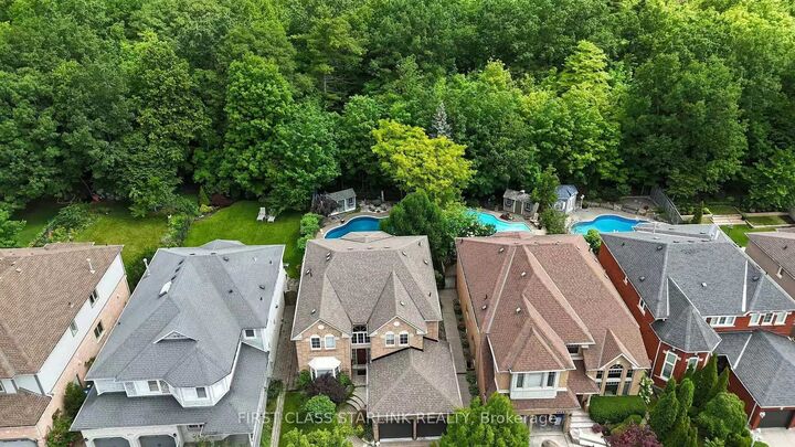 Property Photo: 5467 Planters Wood Court ON L5M 5V6