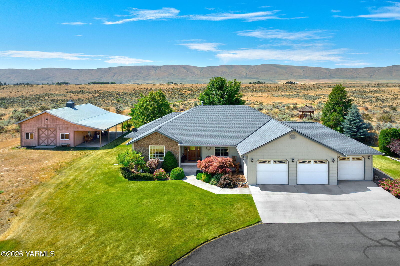 Property Photo:  380 Pheasant Crest Dr  WA 98908 