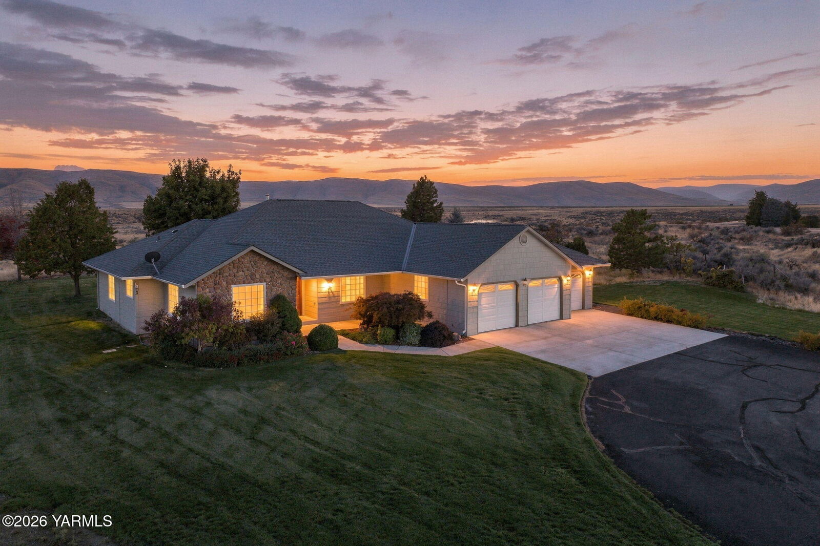 Property Photo:  380 Pheasant Crest Dr  WA 98908 