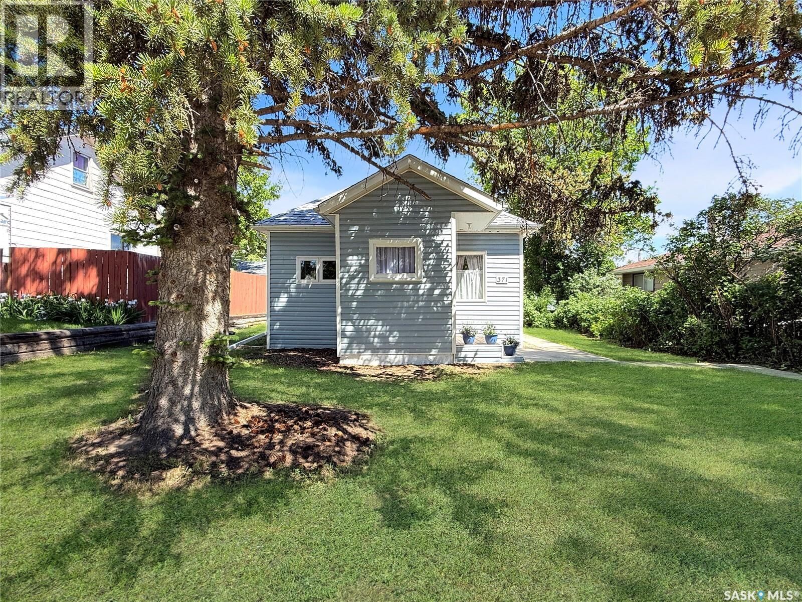 Property Photo:  371 9th Avenue NW  SK S9H 1A8 