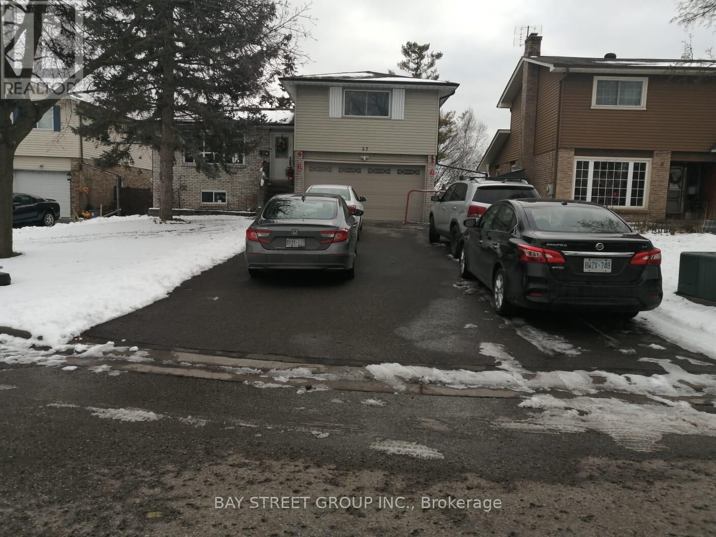 Property Photo:  37 Caledon Court  ON L1G 7L6 