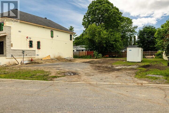 Property Photo:  165 King Street  ON K7C 1G5 
