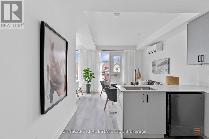 Property Photo:  587 Oakwood Avenue 3 (Upper)  ON M6E 2X8 