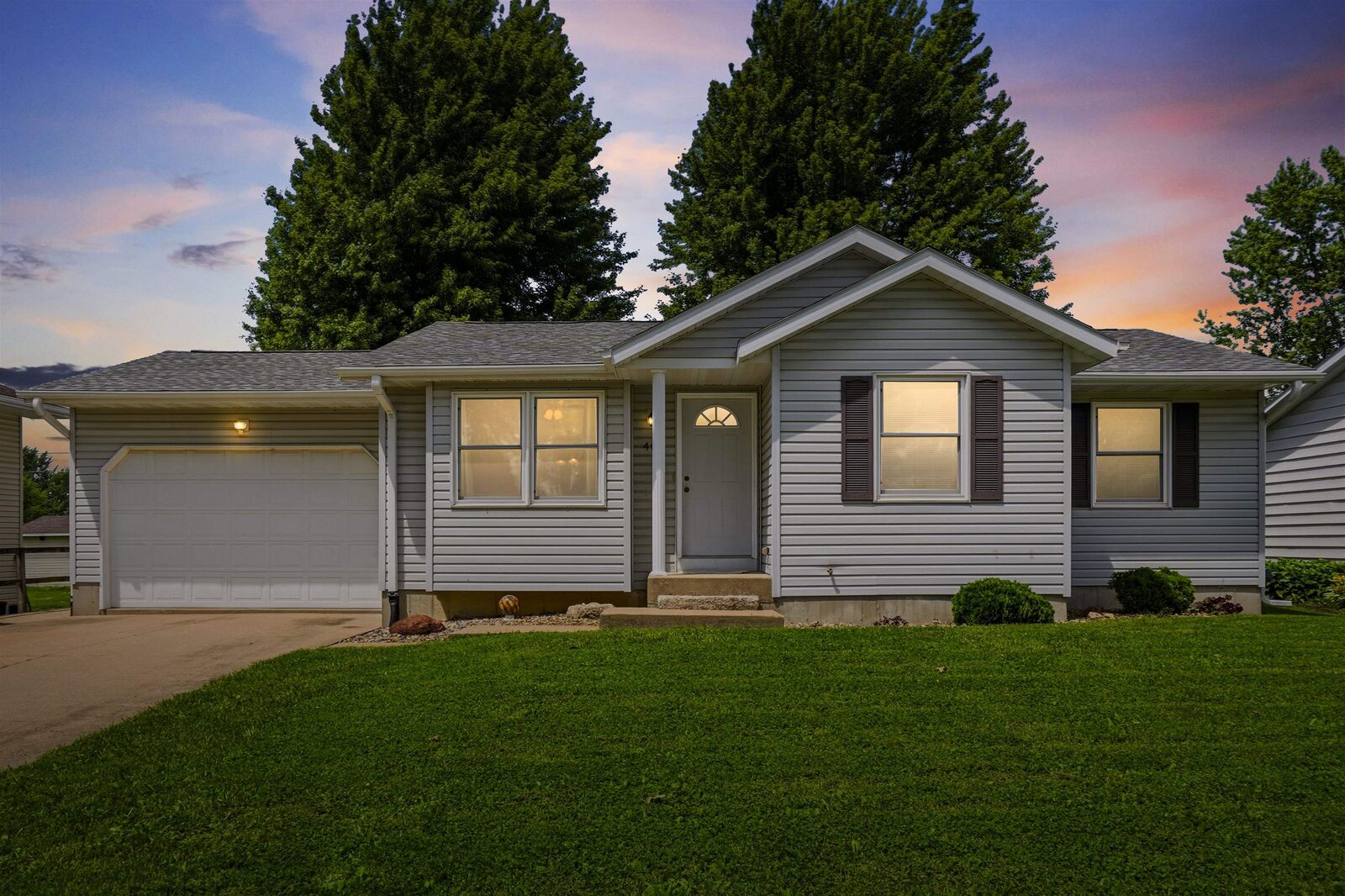 Property Photo:  405 NW 2nd Avenue  IA 52046 