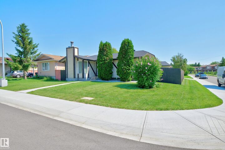 Property Photo:  3104 138 Avenue NW  AB T5Y 1M3 