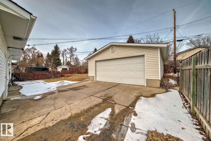 Property Photo:  37 Sheridan Drive  AB T8N 0J1 
