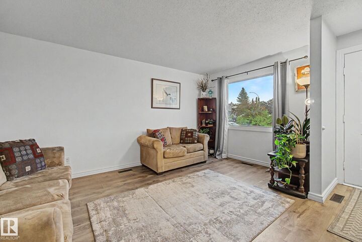 Photo de la propriété:  3706 41 Avenue NW  AB T6L 5M2 