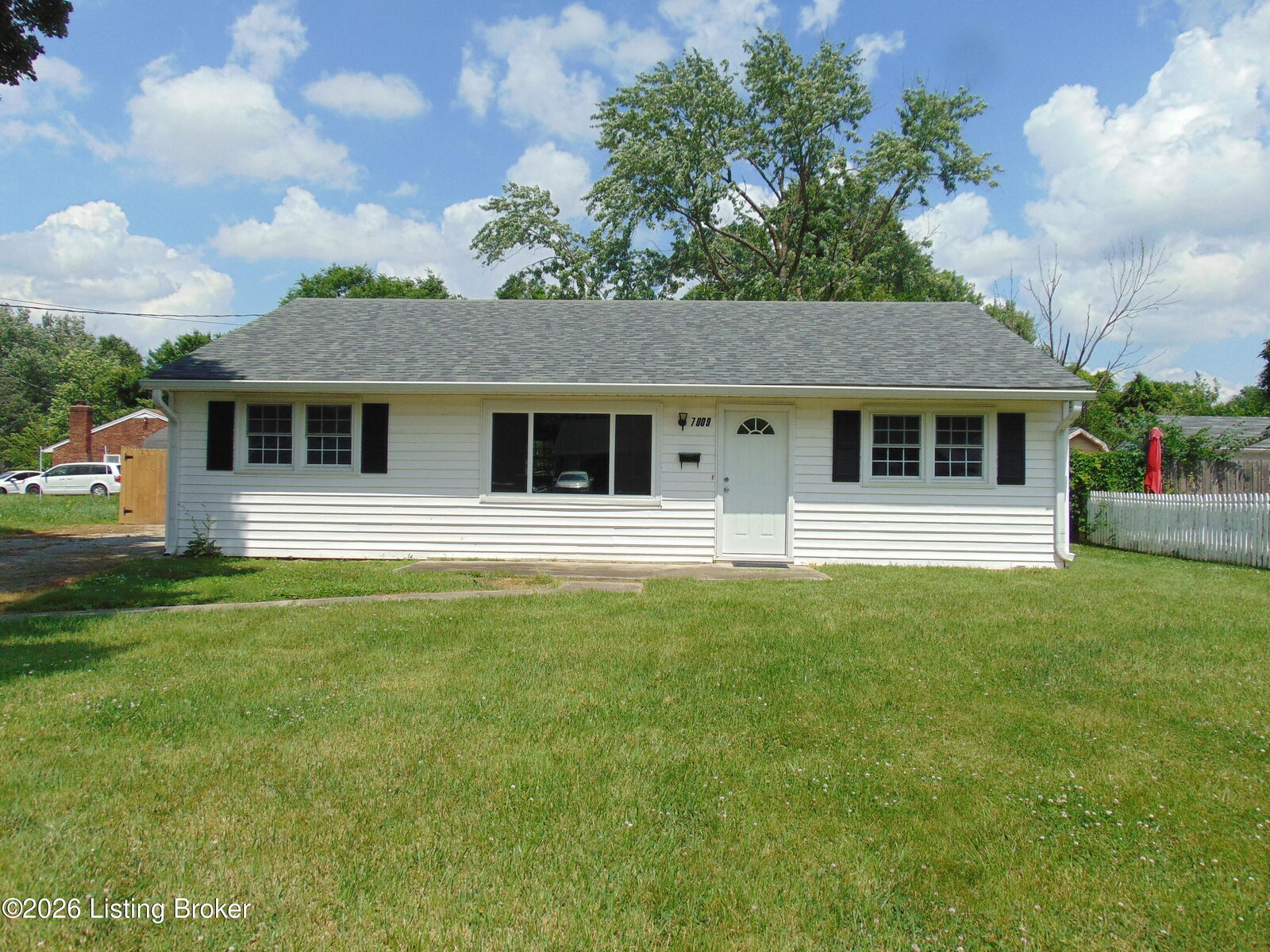 Property Photo: 7009 Rainbow Dr KY 40272