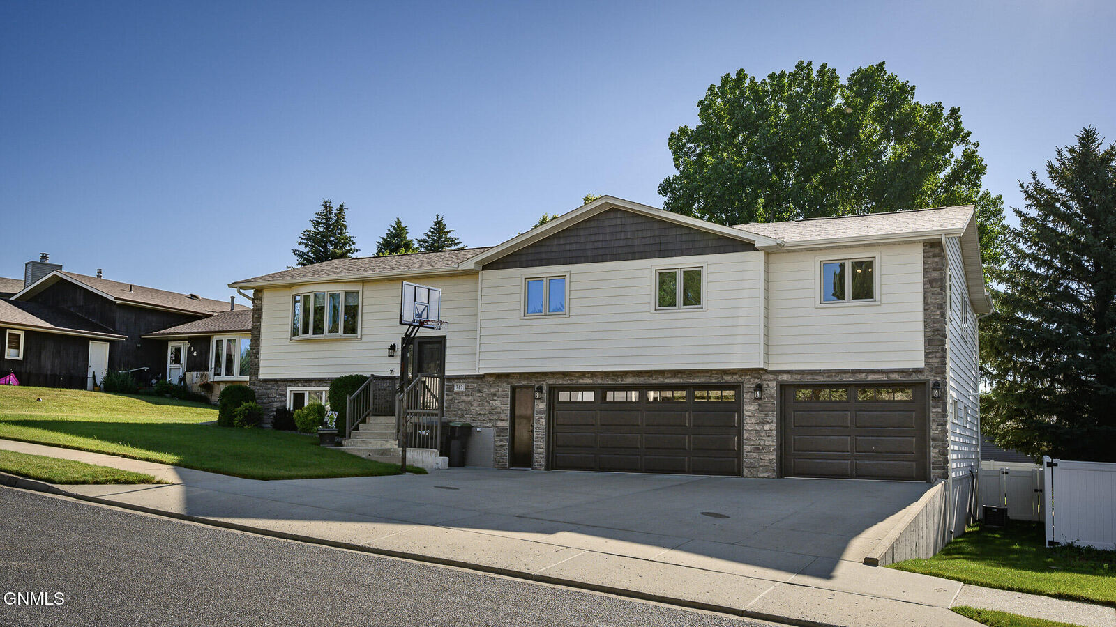 Property Photo:  712 16th Avenue NW  ND 58554 