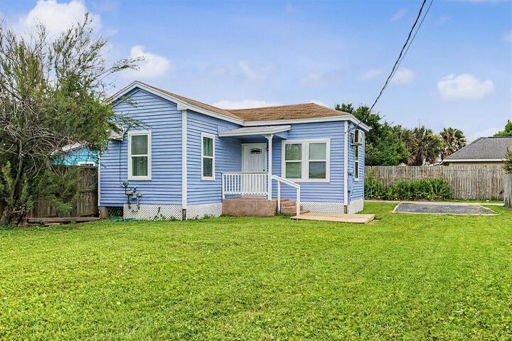 Property Photo:  5813 Avenue S 1/2  TX 77551 