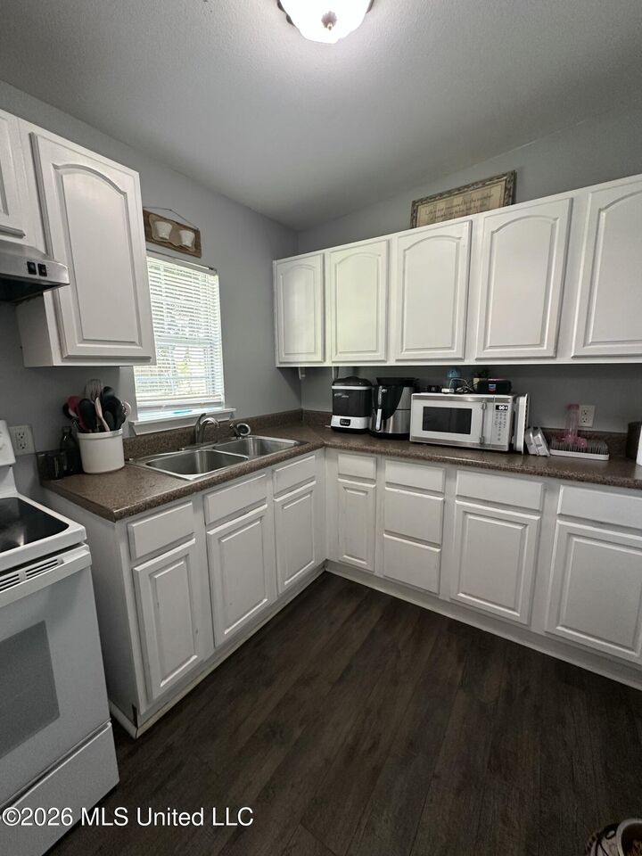Property Photo:  2607 Avenue B  MS 39567 