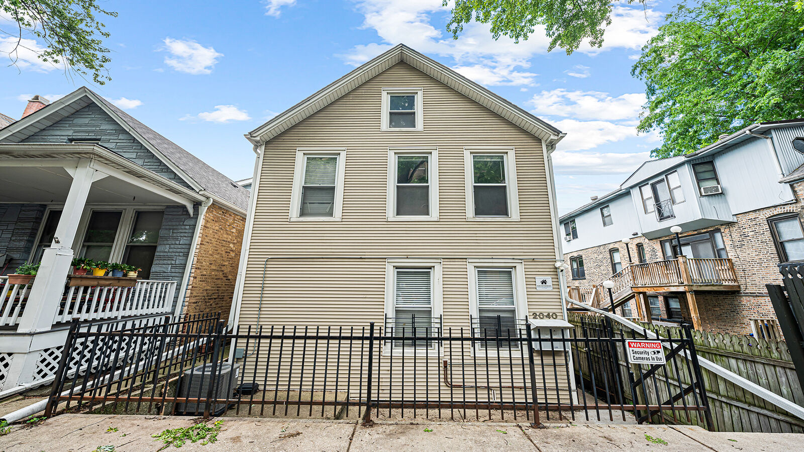 Property Photo:  2040 W Charleston Street  IL 60647 