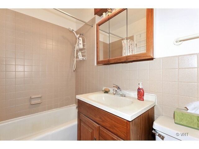 Property Photo: 8836 N Western Avenue 1D IL 60016