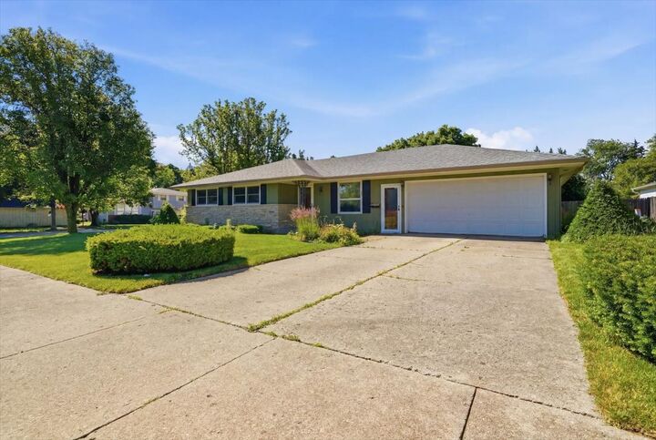 Property Photo: 2705 Adelaide Avenue IL 60087