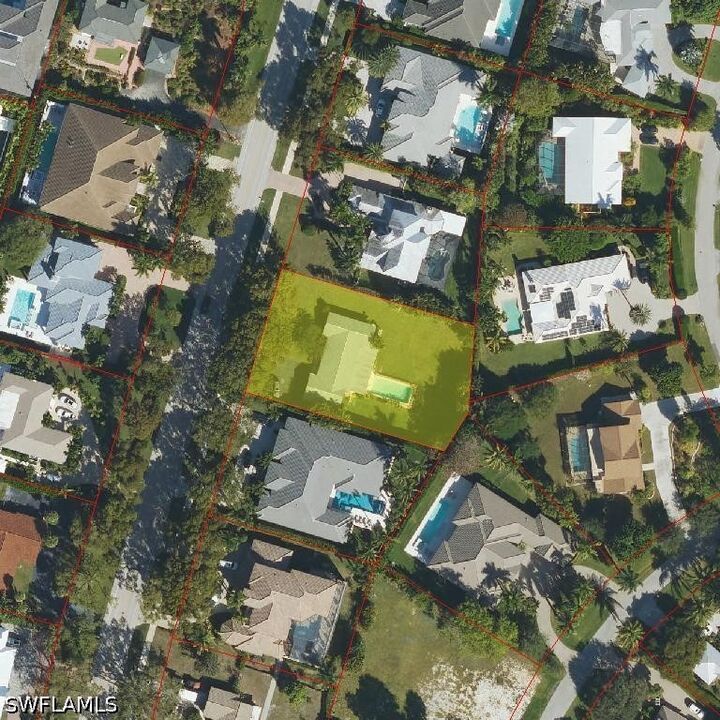 Property Photo: 1608 Crayton Road FL 34102