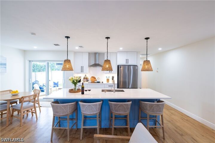 Property Photo:  821 105th Avenue N  FL 34108 