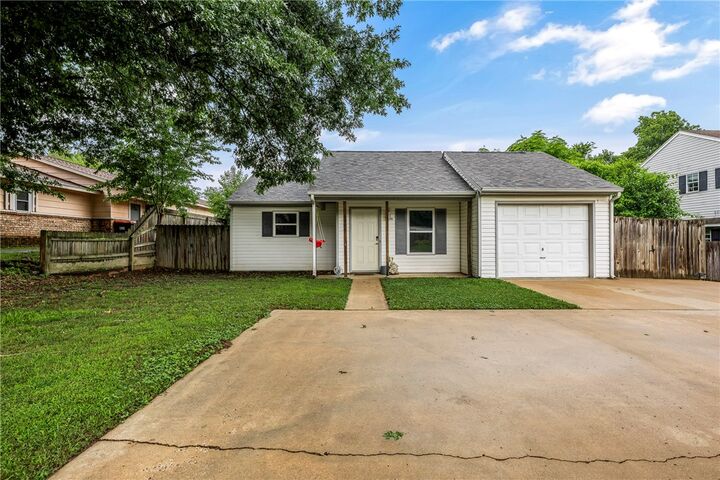Property Photo:  1906 S Cypress Place  AR 72762 