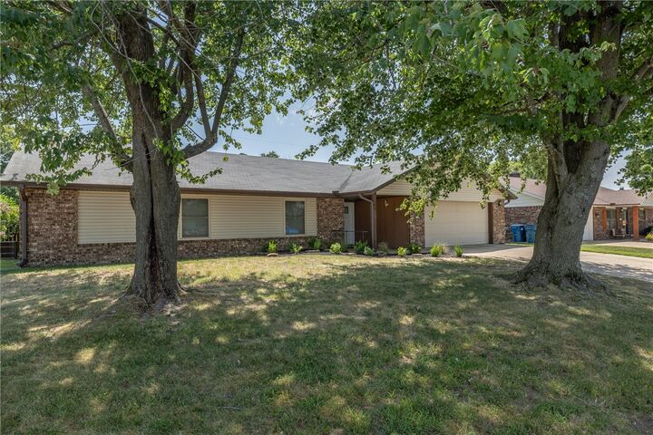 Property Photo:  1703 SE P Street  AR 72712 