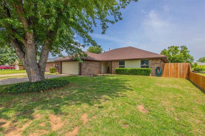 Property Photo:  2813 Pinto Trail  OK 73012 