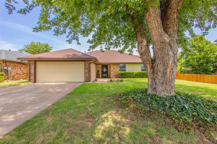 Property Photo: 2813 Pinto Trail OK 73012