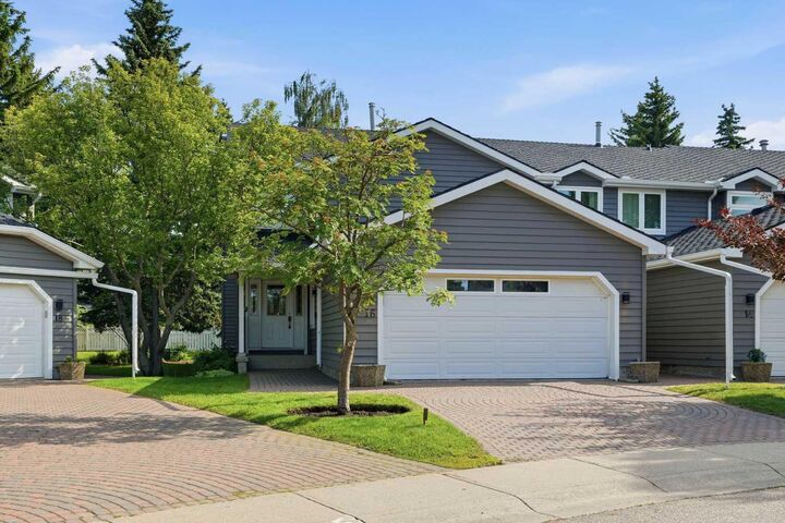 Property Photo:  16 Wood Crescent SW  AB T2W 4B6 