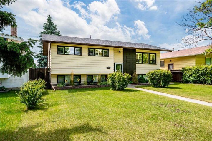 Property Photo:  9715 Fairmount Drive SE  AB T2J 0R9 