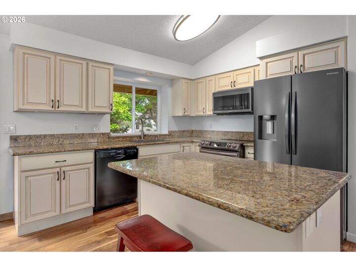 Property Photo:  2960 SE 5th St  OR 97080 