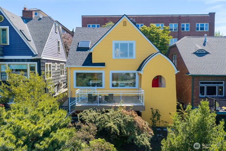Property Photo:  5006  Greenwood Avenue N  WA 98103 