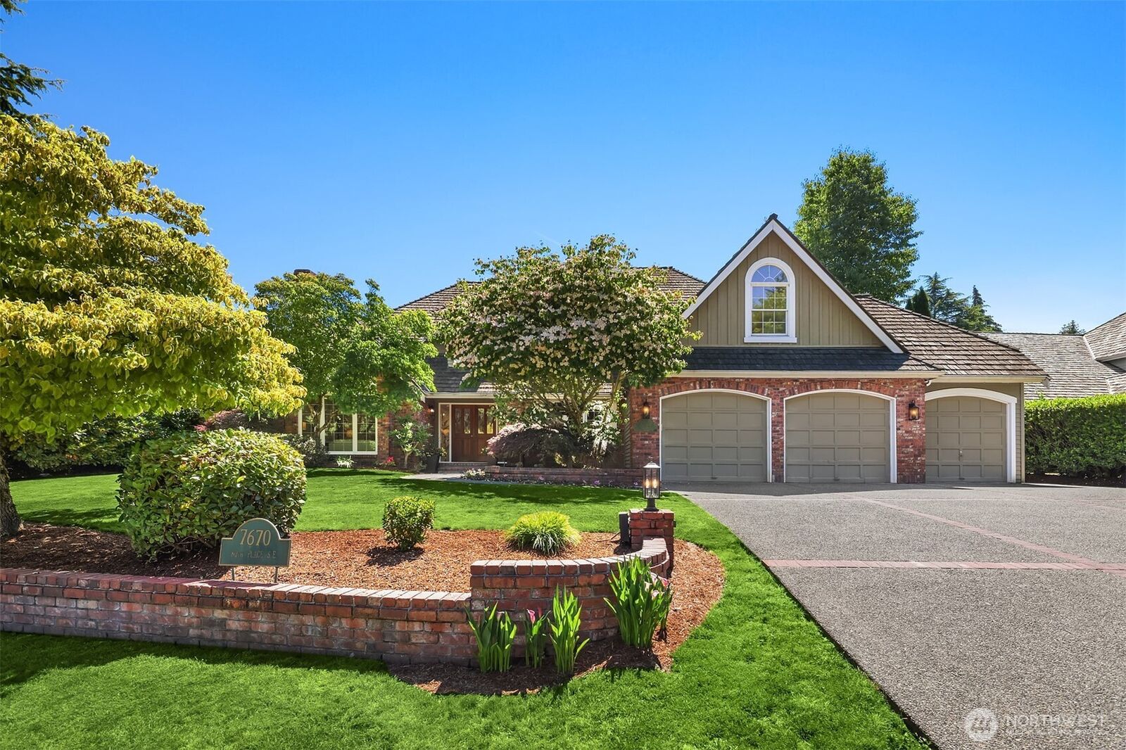 Property Photo:  7670  80th Place SE  WA 98040 