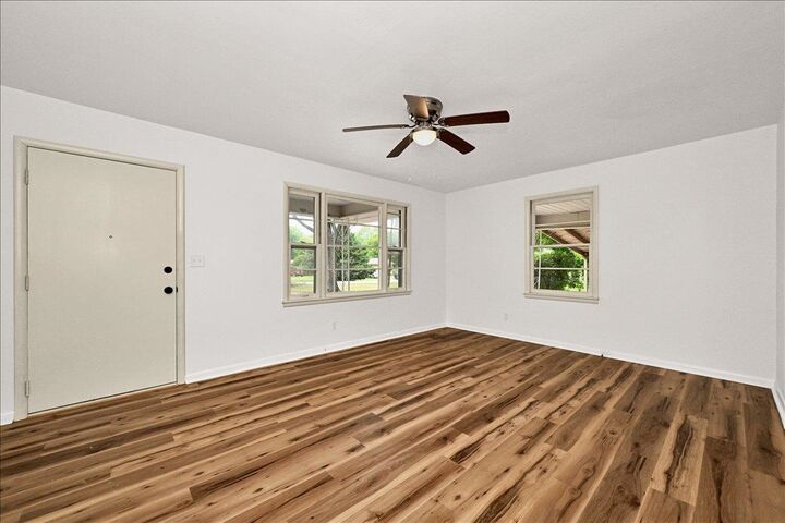 Property Photo:  142 Hamaker St SW  AL 35603 