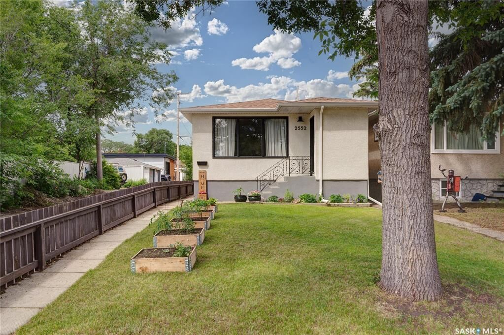 Property Photo:  2552 Elliott Street E  SK S4N 3H5 