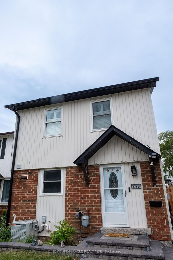 439 Bristol Crescent — photo 1
